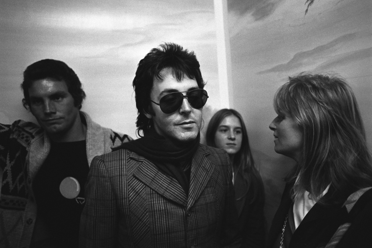 Paul ir Linda McCartney, jų apsauginis ir dukra viešbučio lifte. Mančesteris, 1975