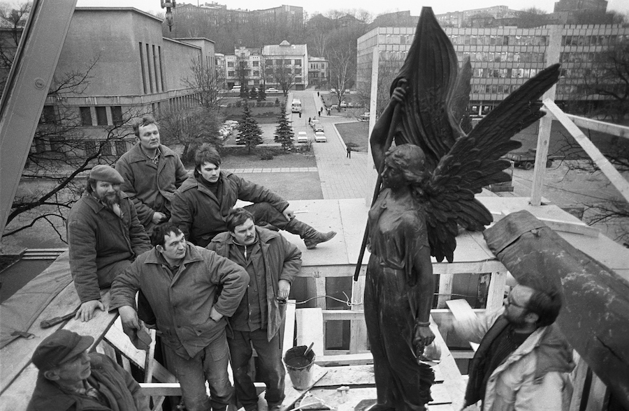 Romualdas_Pozerskis_1989-02-10. Restoration_of_Freedom_monument